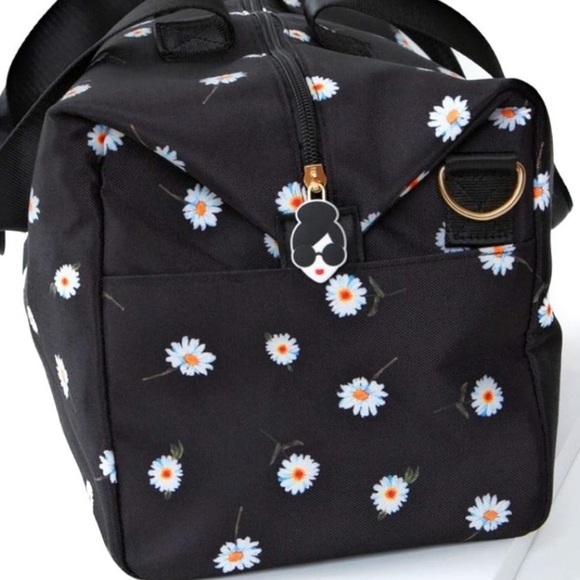 Alice + Olivia Black White Daisy Print Duffel Bag FREE Matching Reversible Hat - Picture 5 of 9